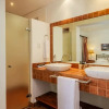 Отель Colonial-style Camps Bay Apartment With Ocean Views and Private Pool Area CBT Lodge, фото 15