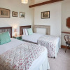 Отель Host Stay Wodencroft Cottage, фото 5