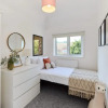Отель The West Byfleet Place - Modern 3bdr Flat With Garden, фото 12