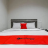 Отель RedDoorz Plus Syariah @ Jalan Sriwijaya Medan, фото 8