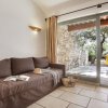 Отель Neat Holiday Home With AC, 3 km. From the Center of Gordes, фото 17