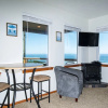 Отель The Lookout 2 Bedroom Home, фото 10