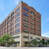 Отель McCormick Place modern loft with an amazing city skyline view and optional parking for 6 guests, фото 1