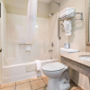 Отель Comfort Inn Newport, фото 10