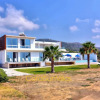 Отель Blue - Beach Front Spectacular Villa Sleeps 10, фото 1