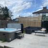Отель Lovely 3-bed House in Potters Bar Jacuzzi & 75inch, фото 14