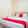 Отель RedDoorz Syariah near Taman Siring 2, фото 23