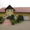 Отель Ferienwohnung Schloss Schönberg в Бад-Брамбахе