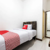 Отель OYO 1598 Feby Inn Near RS Gandaria, фото 24