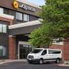 Отель La Quinta Inn & Suites by Wyndham Springfield Airport Plaza, фото 1