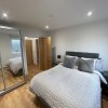 Отель Spacious 2-bed Apartment in Whyteleafe, фото 2