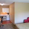 Отель HomeTowne Studios by Red Roof Orlando - UCF Area, фото 12