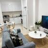 Отель Brand New Modern 2 BR Guesthouse at Airport!, фото 16
