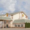 Отель Super 8 Fort Frances в Форт-Франсес