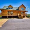 Отель Brand-new Luxury W/ Hot Tub & Firepit 3 Bedroom Cabin, фото 1
