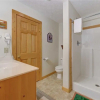 Отель Komfy Kozy 3 Bedroom Home with Hot Tub, фото 9