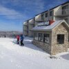 Отель Stroll to Slopes, Village Area, Ski in-out MtLodge 237 в Сноушу