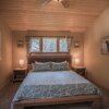 Отель Paws In The Mountains 2 Bedroom Home by NW Comfy Cabins by RedAwning, фото 4
