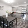Отель Modern and Comfortable Townhouse in South Winnipeg, фото 9