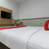 Отель RedDoorz Plus @ Tuparev Cirebon, фото 11