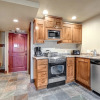 Отель K B M Resorts- Cbi-205 Upgraded 1bd, Wood Fireplace, Full Kitchen, Wifi, Walk to Slopes!, фото 3