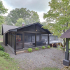 Отель Brevard Retreat: Fireplace, Deck & Screened Porch!, фото 19