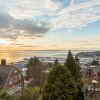 Отель Chic Seattle Queen Anne W View 3 Bedroom Home, фото 4