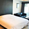 Отель Platinum Suites, Thepprasit Road - Large top Floor Studio, фото 20