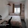 Отель Stylish & Cosy 2 bed Flat With Parking & Bfast, фото 2