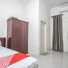 Отель OYO 93477 Almahyra Guest House Syariah, фото 8