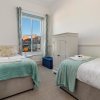 Отель Top Sail - Beautiful Apartment Minutes Walk to Beach and Town Centre, фото 6