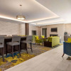 Отель La Quinta Inn & Suites By Wyndham Orlando - Idrive Theme Parks, фото 10