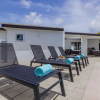 Отель NEW Modern 3 Bedroom 10 Minute Walk to the Beach, фото 26