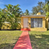 Отель Quaint Central Miami Bungalow: 10 Mi to Mid-beach!, фото 1