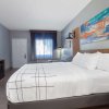 Отель La Quinta Inn & Suites by Wyndham Ft. Myers-Sanibel Gateway, фото 13