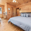 Отель Goldilocks Cabin - Real Log Style Cabin, Premium Location, Close To Bear Mountain With Hot Tub! 2 Be, фото 4