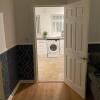 Отель Cosy 3 Bedroom House, Free Parking & Wifi, фото 2