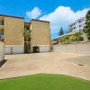 Отель Golden Shores U8, 21 Landsborough Parade, фото 1