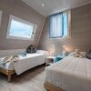 Отель Tranquil Marina Azzurra Resort House Boat 2 Bedroom Sleeps 6, фото 6