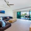 Отель Stylish Beach Side Apartment - Unit 5 - 33 Lorikeet Drive, фото 2