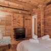 Отель Mountain Escape - 3 Br Cabin, фото 2
