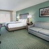 Отель La Quinta Inn & Suites by Wyndham Newport, фото 17