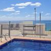 Отель 1BR Studio near the Beach with Rooftop Pool, фото 1