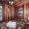 Отель Pine Cabin, 2 Bedrooms, Fireplace, Midtown, Sleeps 6, фото 7