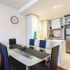 Отель WESLEY, 2BDR Carlton Apartment, фото 12