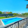 Отель Villa Dreamin With Heated Pool & Hot Tub, фото 13