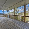 Отель Grand Glenville Retreat: Lake Views & Deck, фото 8