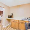 Отель Columbus Inn and Suites, фото 11