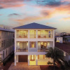Отель Monarch by Avantstay Stunning Estate 1 Block to Beach, Swim Up Bar, Hot Tub, & Rooftop Views, фото 26