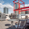 Отель Penthouse Loft w Prking Rooftop Patio BBQ Coffee, фото 12
